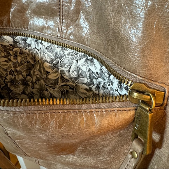 Unique and classy Taupe Hobo bag with convertible strap and kiss lock pocket - Picture 9 of 16